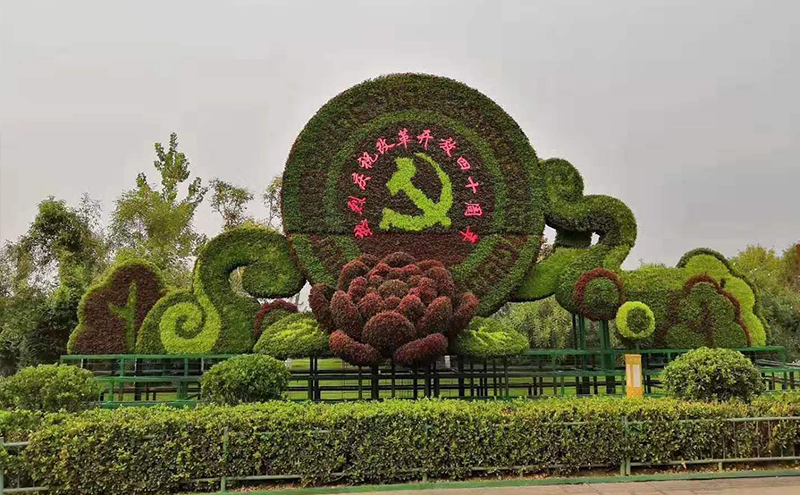 深圳大型植物綠雕景觀現(xiàn)場白天實拍圖