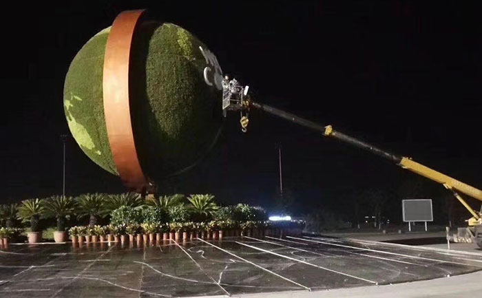 夜深了吊車還在對達沃斯地球儀五色草立體植物造型進行吊裝作業(yè)加班中