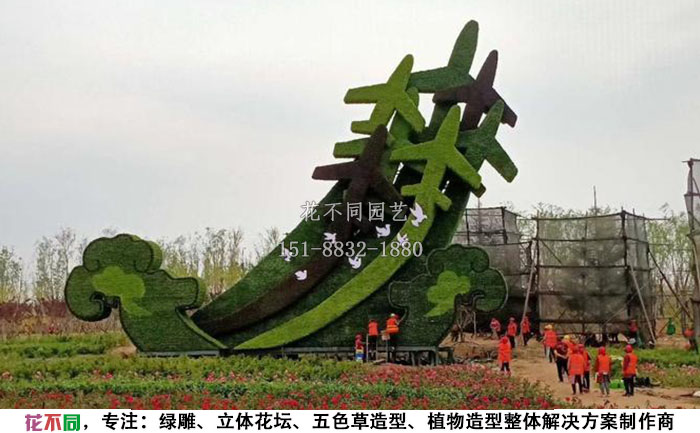 已經(jīng)換過草的植物綠雕現(xiàn)場實(shí)拍圖